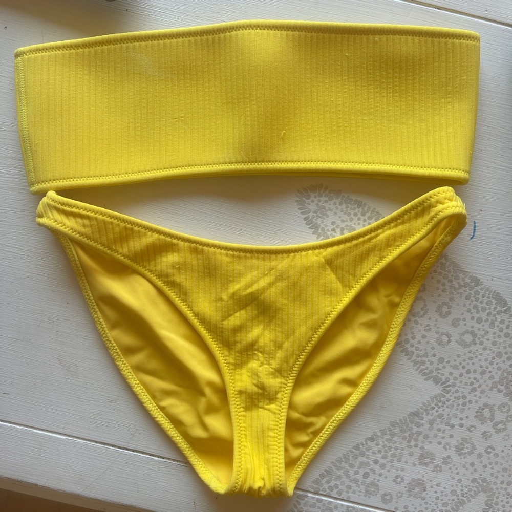 Yellow triangl ribbed bikini.